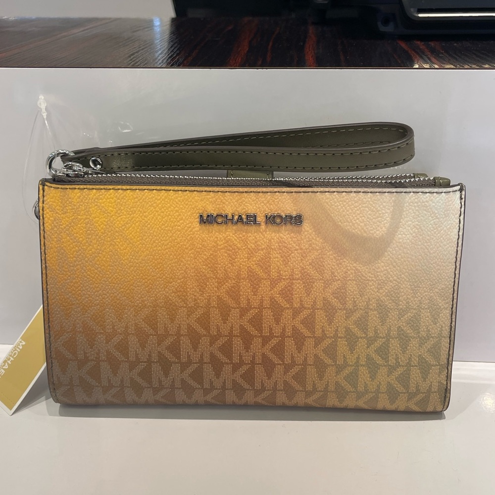 MICHAEL KORS Jet Set Lg Ombré Signature Logo Wristlet Phone Holder
Olive Com
NWT - Picture 6 of 16